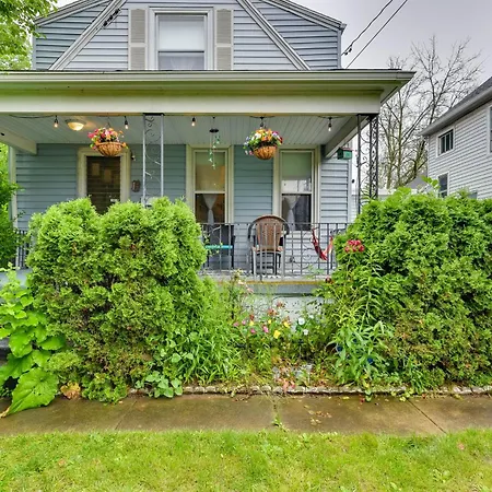 Themed New York Home About 2 Mi To Niagara Falls!